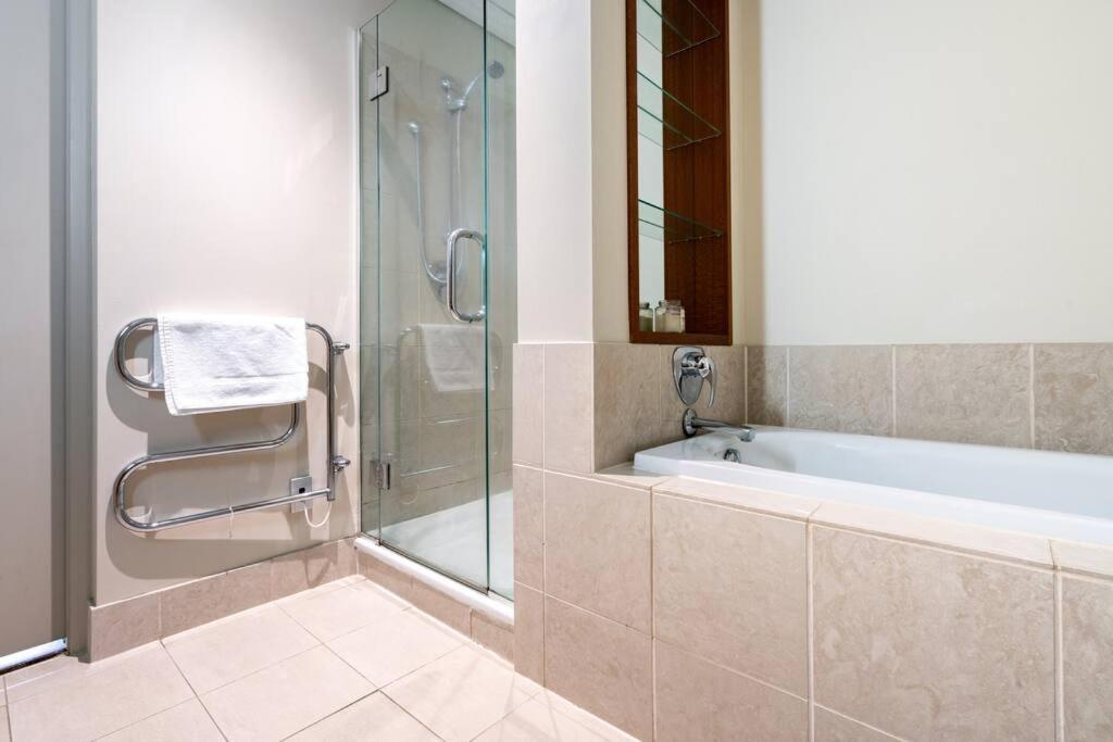 Appartamento Luxury Waterfront Nest Above Viaduct Harbour Auckland Esterno foto